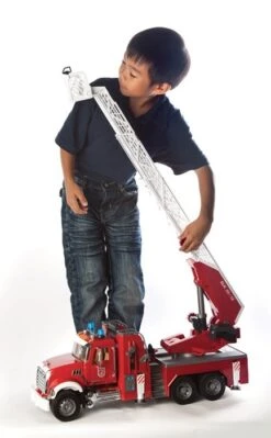 Bruder 2821 Brandweer Ladderwagen Mack-Granite -Indoor Speelgoed Winkel bruder brandweerladderwagen mack granite incl waterpomp 2