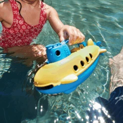 Green Toys Green-Toys Onderzeeer Geel Met Blauw Handvat 8 Green Toys Green-Toys Onderzeeer Geel Met Blauw Handvat -Indoor Speelgoed Winkel onderzeeer blauw handvat green toys 2