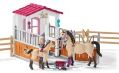 Schleich 42369 Paardenbox Met Paarden En Verzorgster Horse Club -Indoor Speelgoed Winkel schleich 42369paardenbox met paarden en verzorgster 1 1